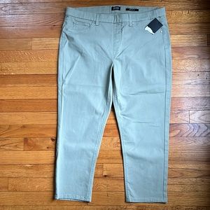 Jones New York Astor Pull-on capris in sage green. Size 14. NWOT.